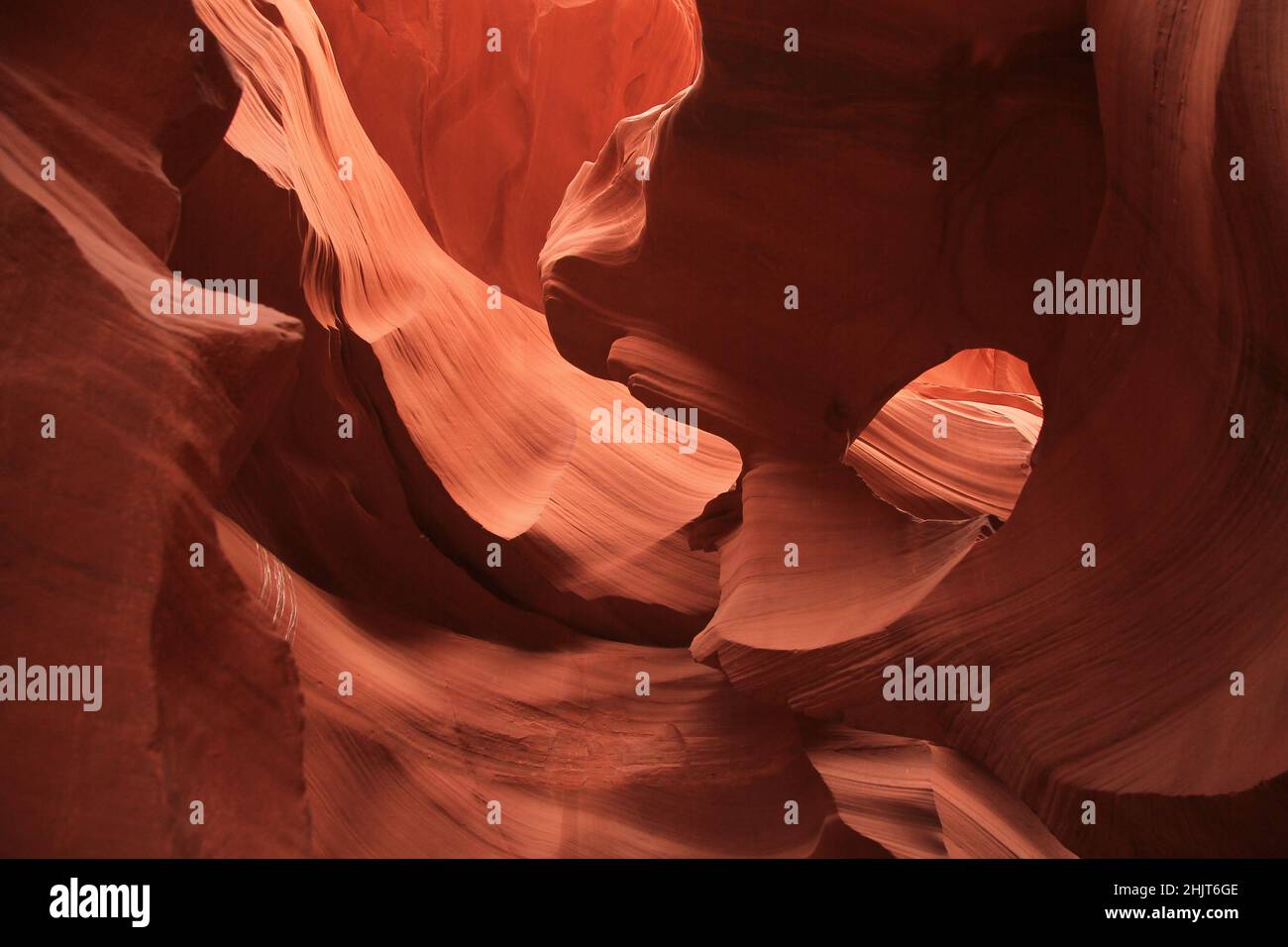 La testa di un uomo bacia il pavimento creato naturalmente dalle rocce dell'Antelope Canyon in Arizona Foto Stock