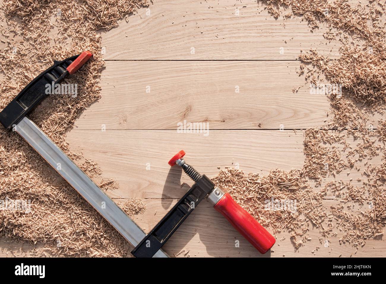 utensili di carpenteria in trucioli di legno su sfondo di legno da tavole di quercia con texture espressive e motivi naturali Foto Stock