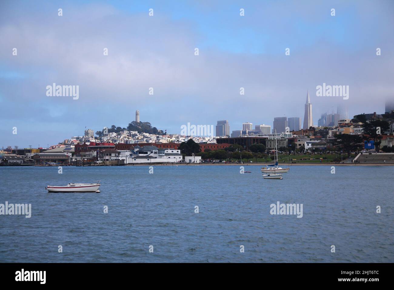 Skyline di San Francisco dal Fishermans Warf con la torre Coit sulla cima della collina e barche di fronte, California Foto Stock