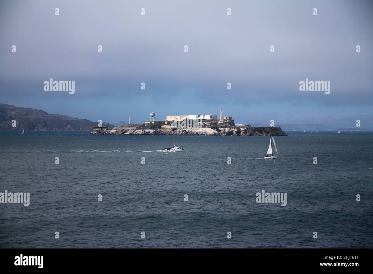 Naviga di fronte alla famosa isola di Alcatraz nella baia di San Francisco in California Foto Stock