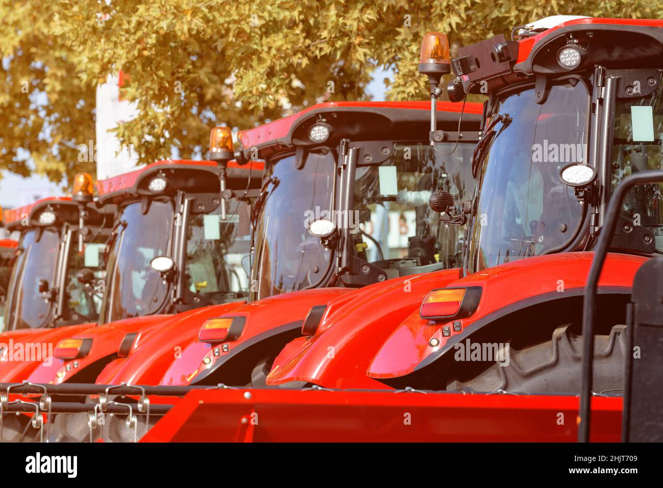 I trattori agricoli si sono allineati all'aperto per la fiera agricola, con un'attenzione selettiva Foto Stock