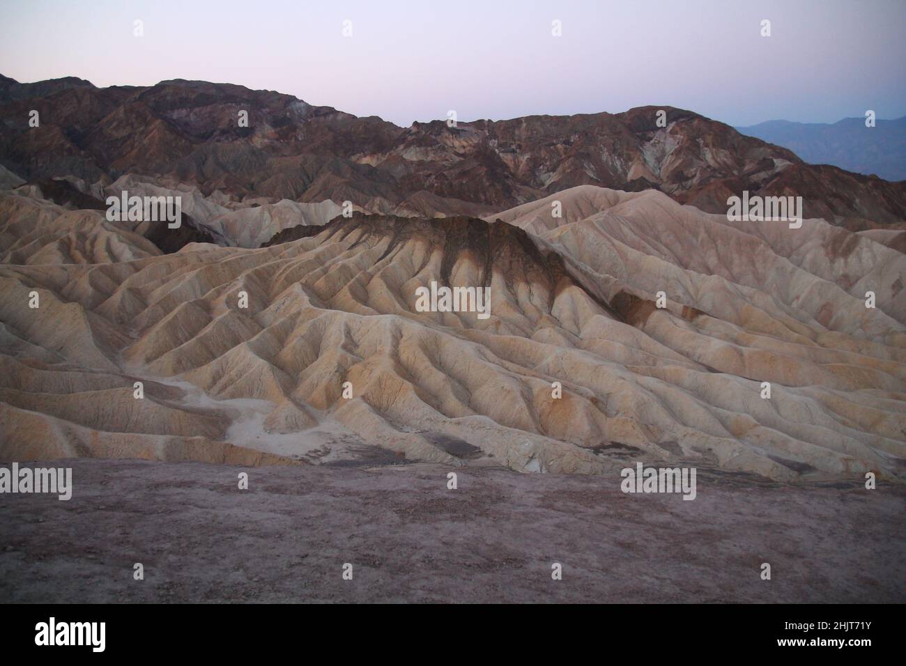 La notte che cade sulle formazioni rocciose del deserto della Death Valley in California Foto Stock