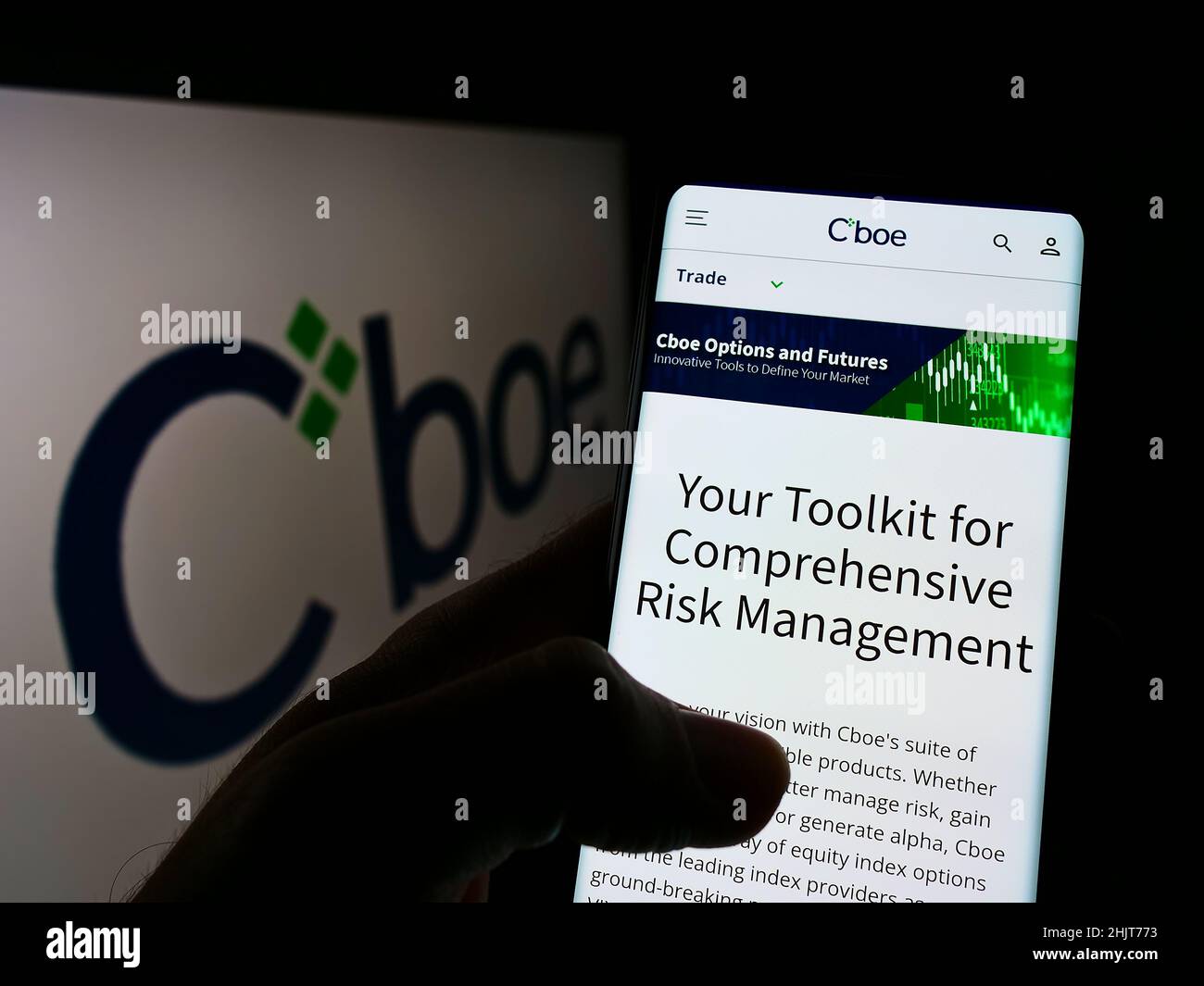Persona che detiene il cellulare con il sito web della società finanziaria americana CBOE Global Markets Inc. Sullo schermo con il logo. Concentrarsi sul centro del display del telefono. Foto Stock