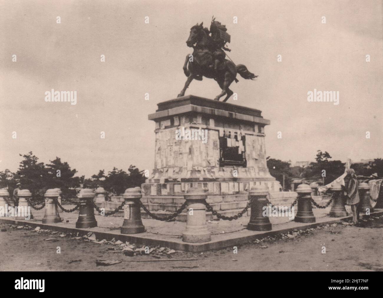 Giappone terremoto 1923: Statua di bronzo di Nanko di fronte al palazzo imperiale coperto con poster agonia dopo la tragedia Foto Stock
