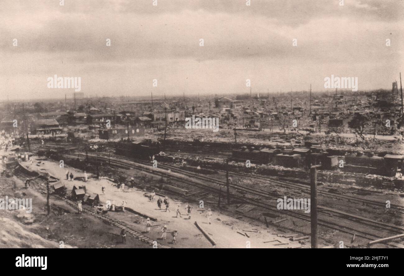 Giappone terremoto 1923: Scena di desolazione nel quartiere di Uyeno Park, vista dalla cima della collina nel Parco Foto Stock