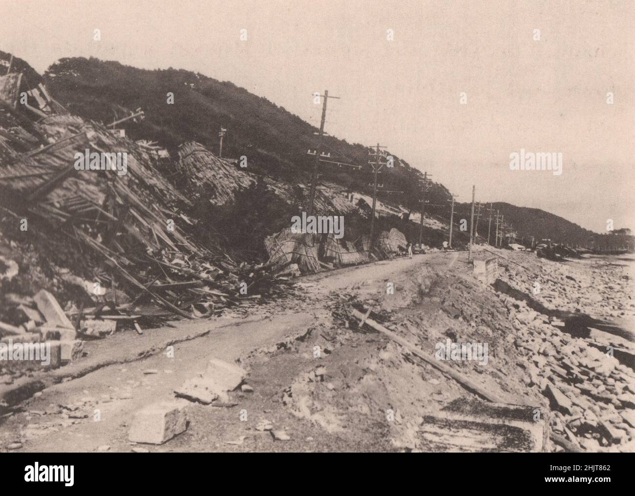 Giappone terremoto 1923: Devastazione causata da 'tsunami' o maree sismiche sulle rive di Shichirigahama, Kamakura Foto Stock