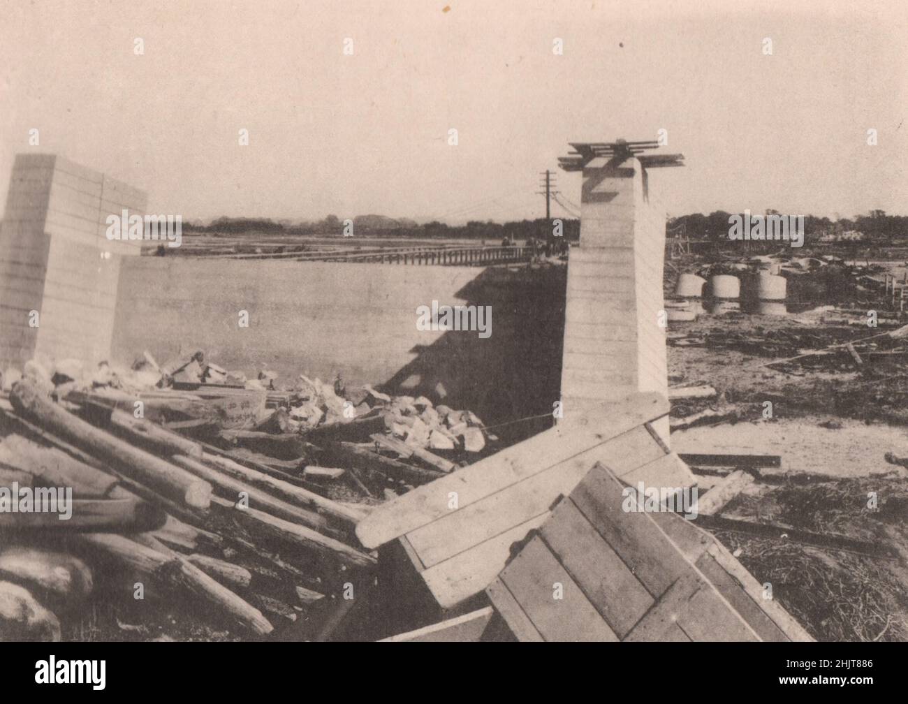 Giappone terremoto 1923: Il lavoro di miglioramento del fiume sul fiume Banyu (Prefettura di Kanagawa) che ha subito gravi danni nel terremoto Foto Stock