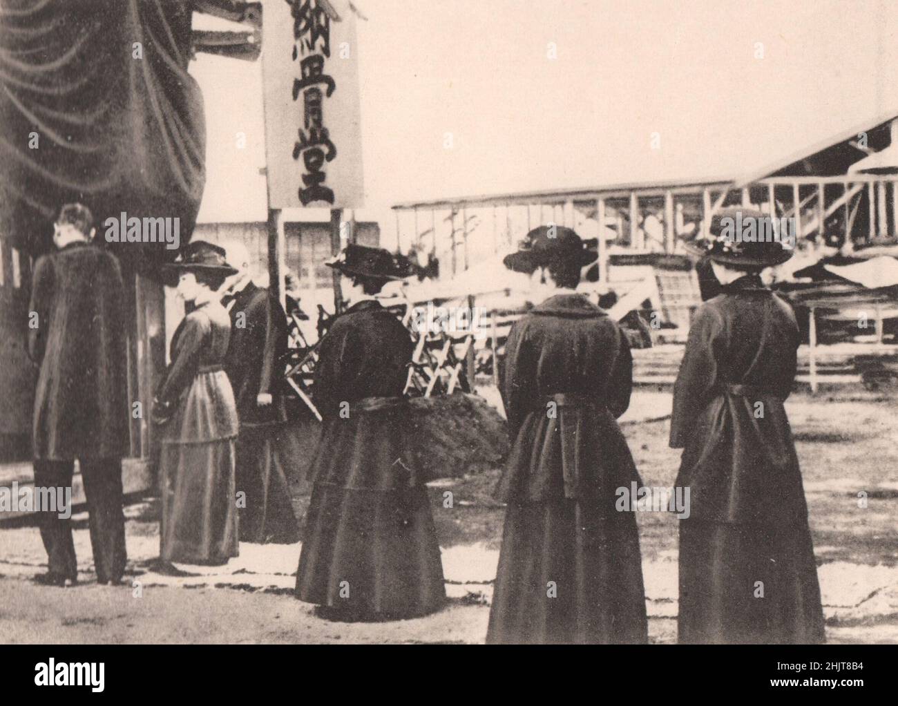 Giappone terremoto 1923: H.M. l'imperatrice visita la Charnel-House eretto sul sito dell'ex deposito militare di abbigliamento Foto Stock