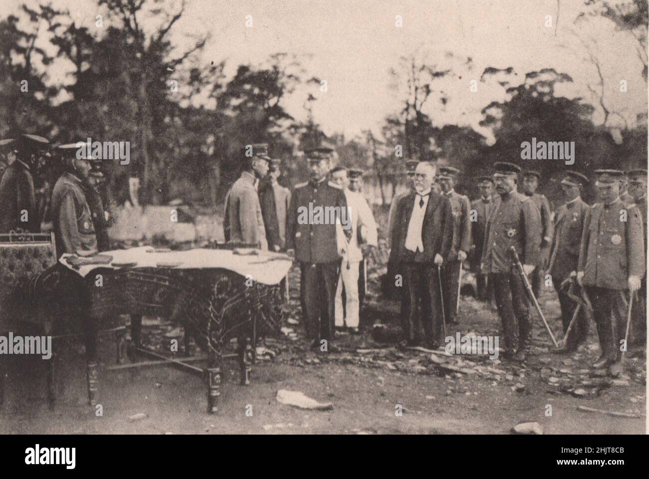 Giappone terremoto 1923: Il Principe Reggente ascoltando il capo della polizia metropolitana spiegare la condizione nella zona bruciata, a Uyeno Park Foto Stock
