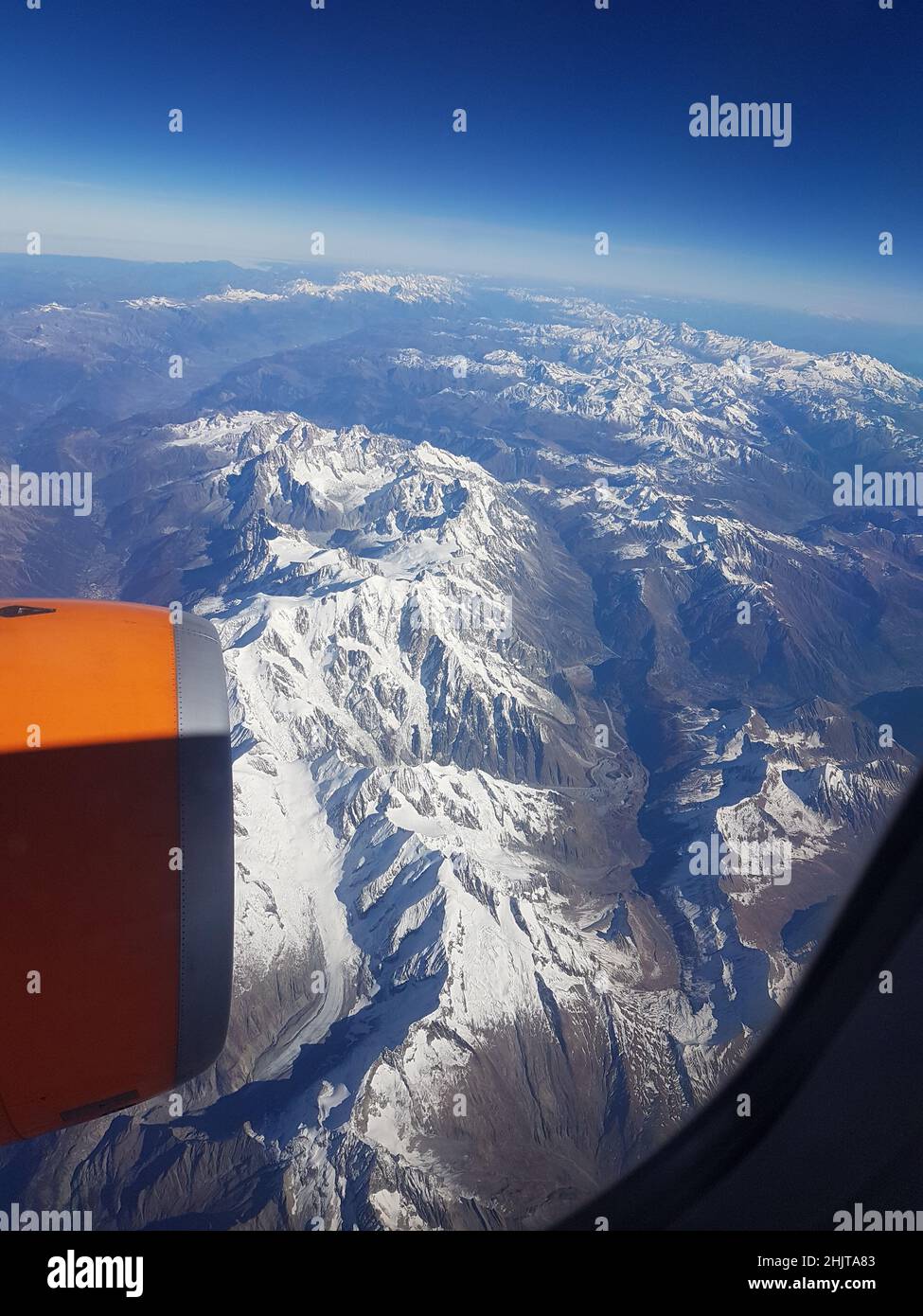 La catena principale della catena montuosa delle Alpi in Europa, vista da un moderno jet commerciale a quota di crociera Foto Stock
