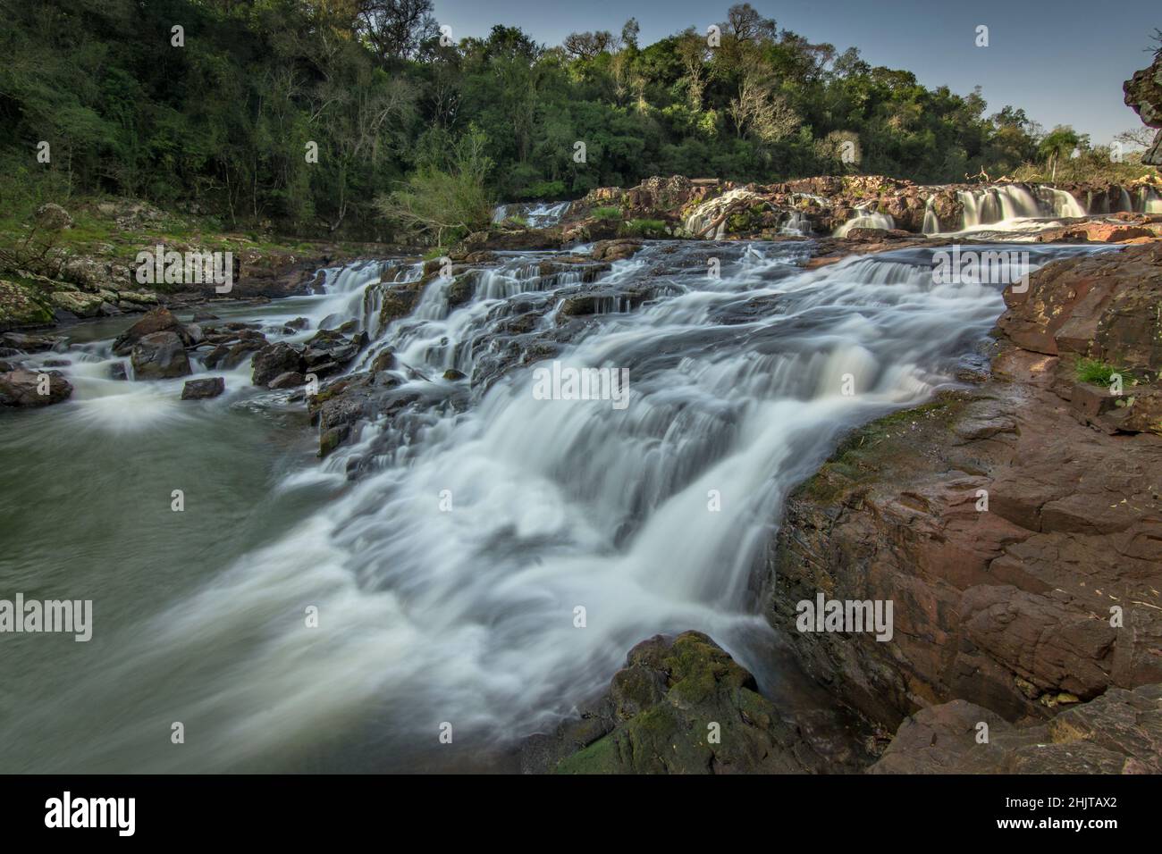 Cascate multiple di gocce d'acqua a Misiones, Argentina, Sud América chiamato Saltos del Tabay Foto Stock