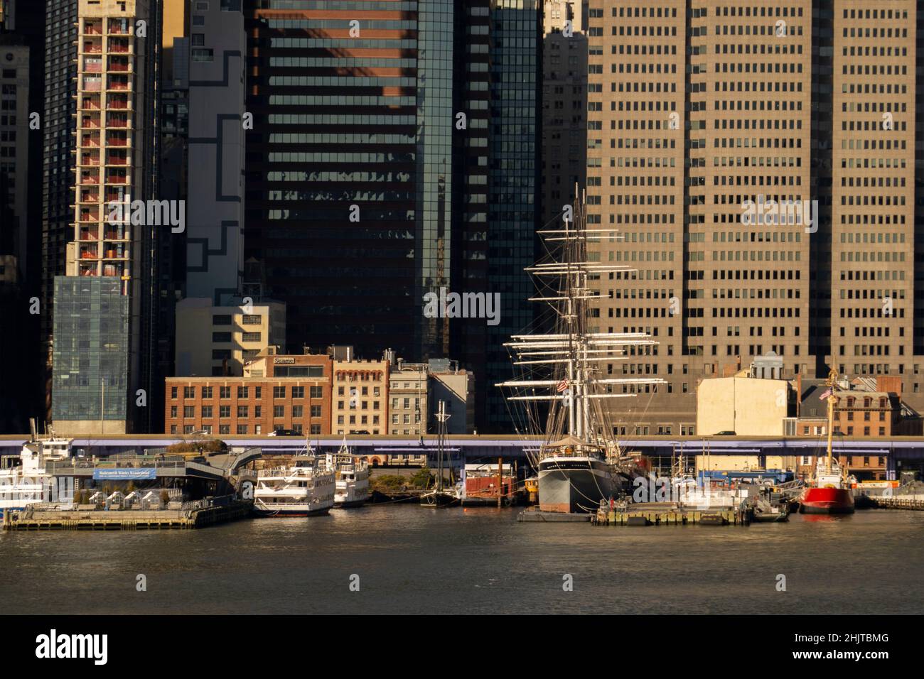 South Street Seaport navi fotografate da Brooklyn NYC Foto Stock