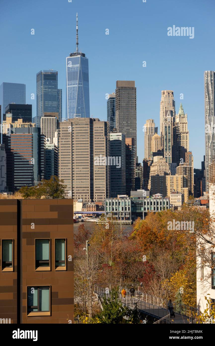 La scena dello skyline di Lower Manhattan dal Ponte di Brooklyn Condos a Brooklyn, New York Foto Stock