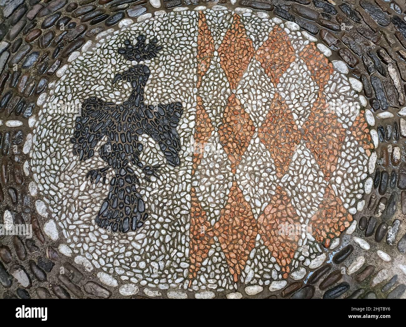 Dolceacqua ,Ventimiglia, provincia Imperia , Liguria ,Italia:Agosto 12,2021.la piazza dell'Armatore con il mosaico Grimaldi-Doria stemma. Foto Stock