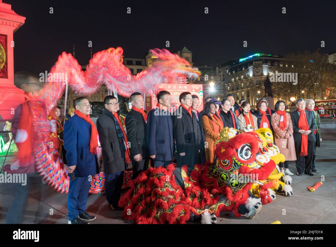 Londra UK 31st Jan 2022: Nelson column è visto illuminato in mandarino alla vigilia di Capodanno cinese per augurare alla gente un felice anno nuovo cinese (Lunar Capodanno). Le solite celebrazioni di Capodanno cinese sono state annullate quest'anno. Una piccola cerimonia di danza del leone e del drago si è svolta a London Trafalgar Square a Londoners, vips e dignitari, rappresentanti del sindaco di Londra, lord Mayor di Westminster. Credit: Xiu Bao/Alamy Live News Foto Stock