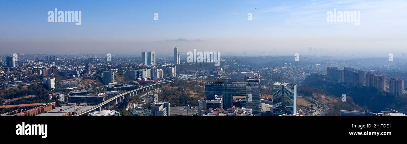 Area di Santa Fe di Città del Messico, Messico con strato di smog sullo sfondo Foto Stock