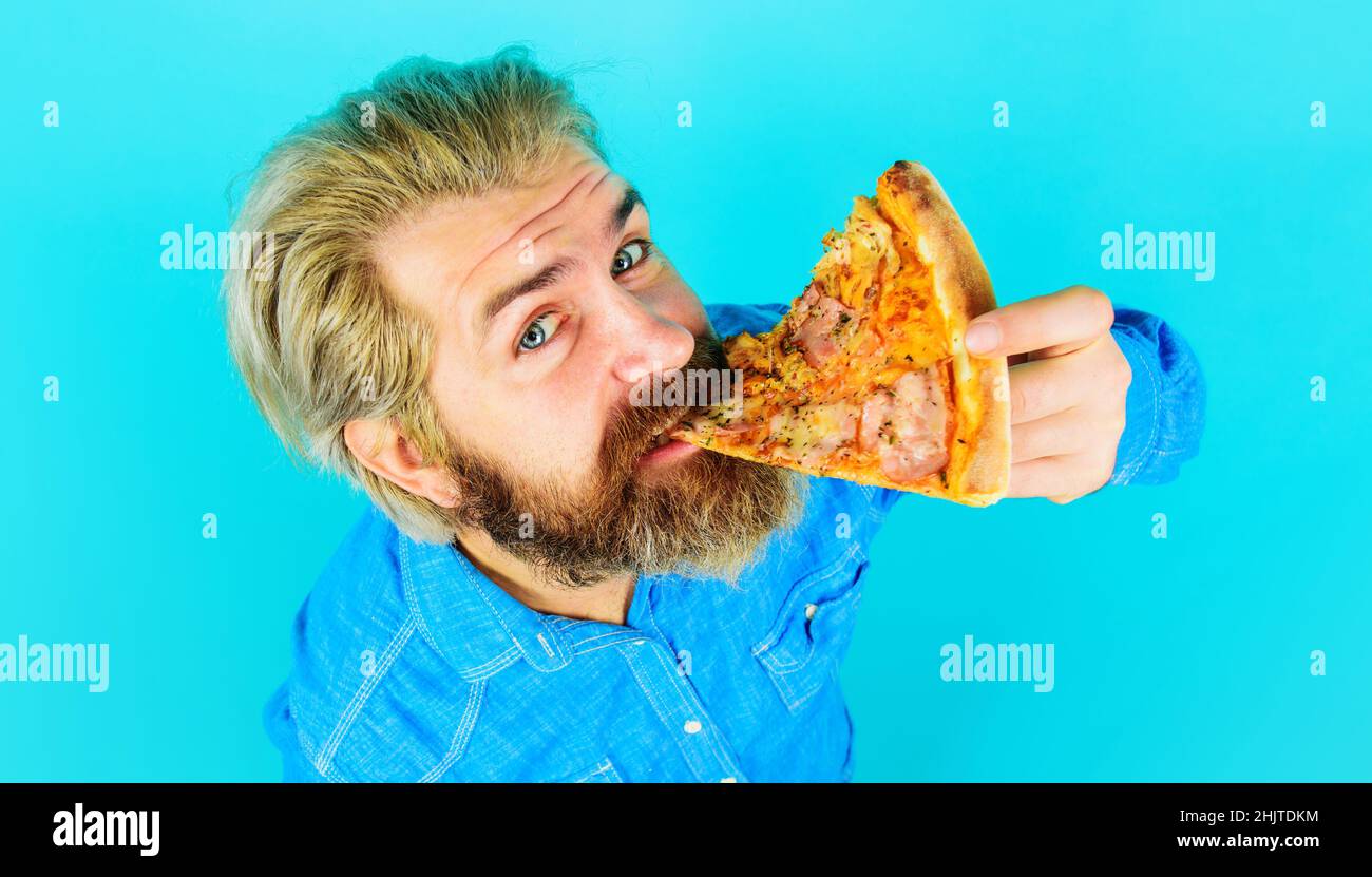 Uomo bearded che mangia fetta di pizza. Pizzeria. Fast food. Concetto di cucina italiana. Pranzo o cena. Foto Stock