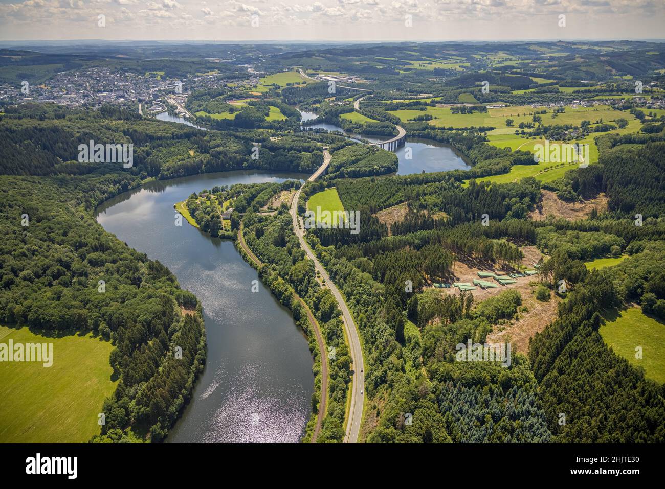 Veduta aerea, Biggesee, lago superiore, ponte Landesstraße L512, ponte federale strada B54, Olpe città, Olpe, Sauerland, Renania settentrionale-Vestfalia, Germania, Lak Foto Stock