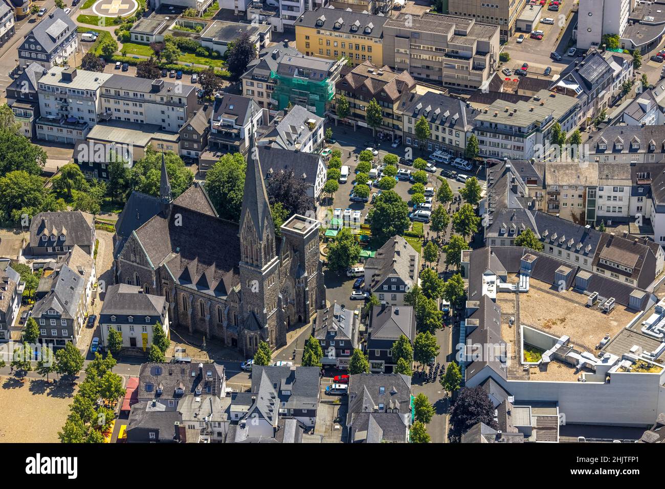 Veduta aerea, chiesa di San Martinus, operazioni di polizia a Kurkölner Platz, Olpe, Olpe, Sauerland, Renania settentrionale-Vestfalia, Germania, luogo di culto, Foto Stock