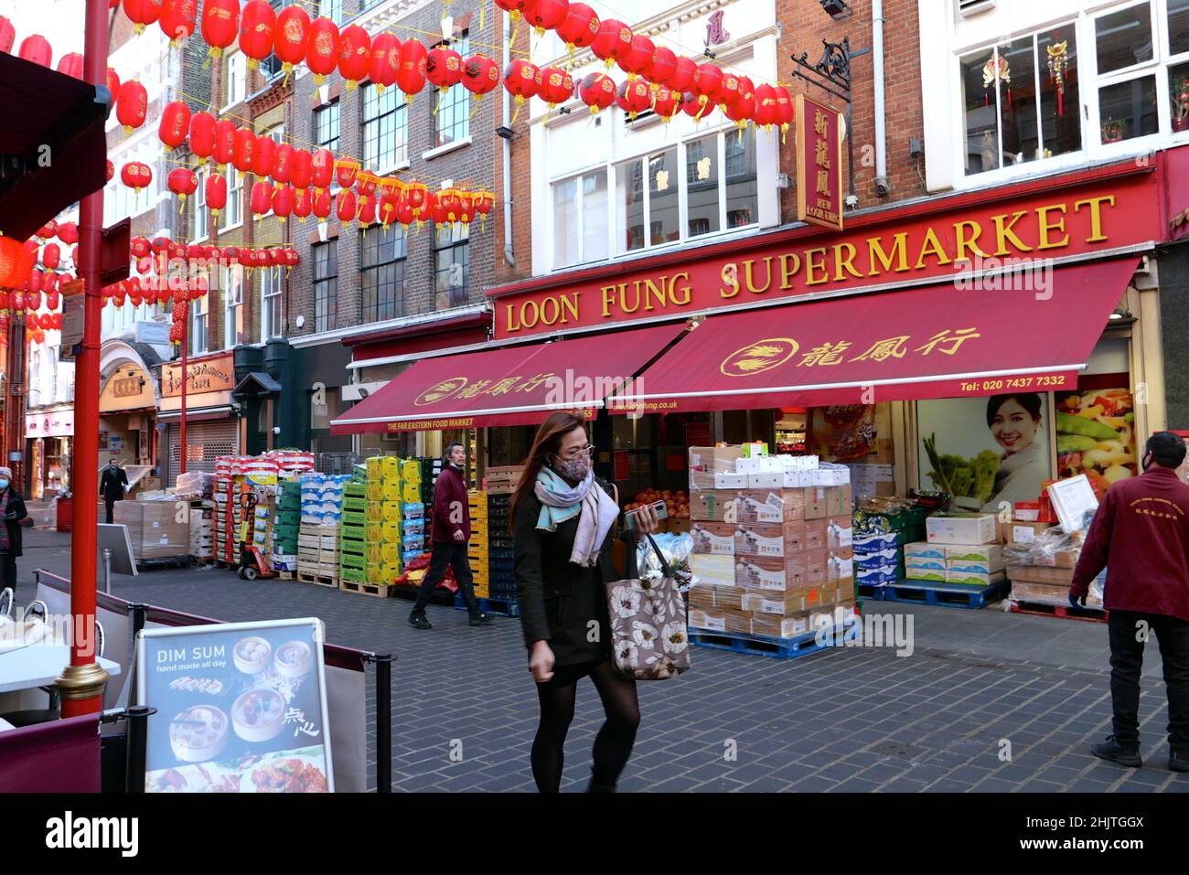 Commercianti in Gerrard Street , scorte e prepararsi per le celebrazioni di Capodanno cinese a partire da domani 1 febbraio 2022 ... Foto Stock