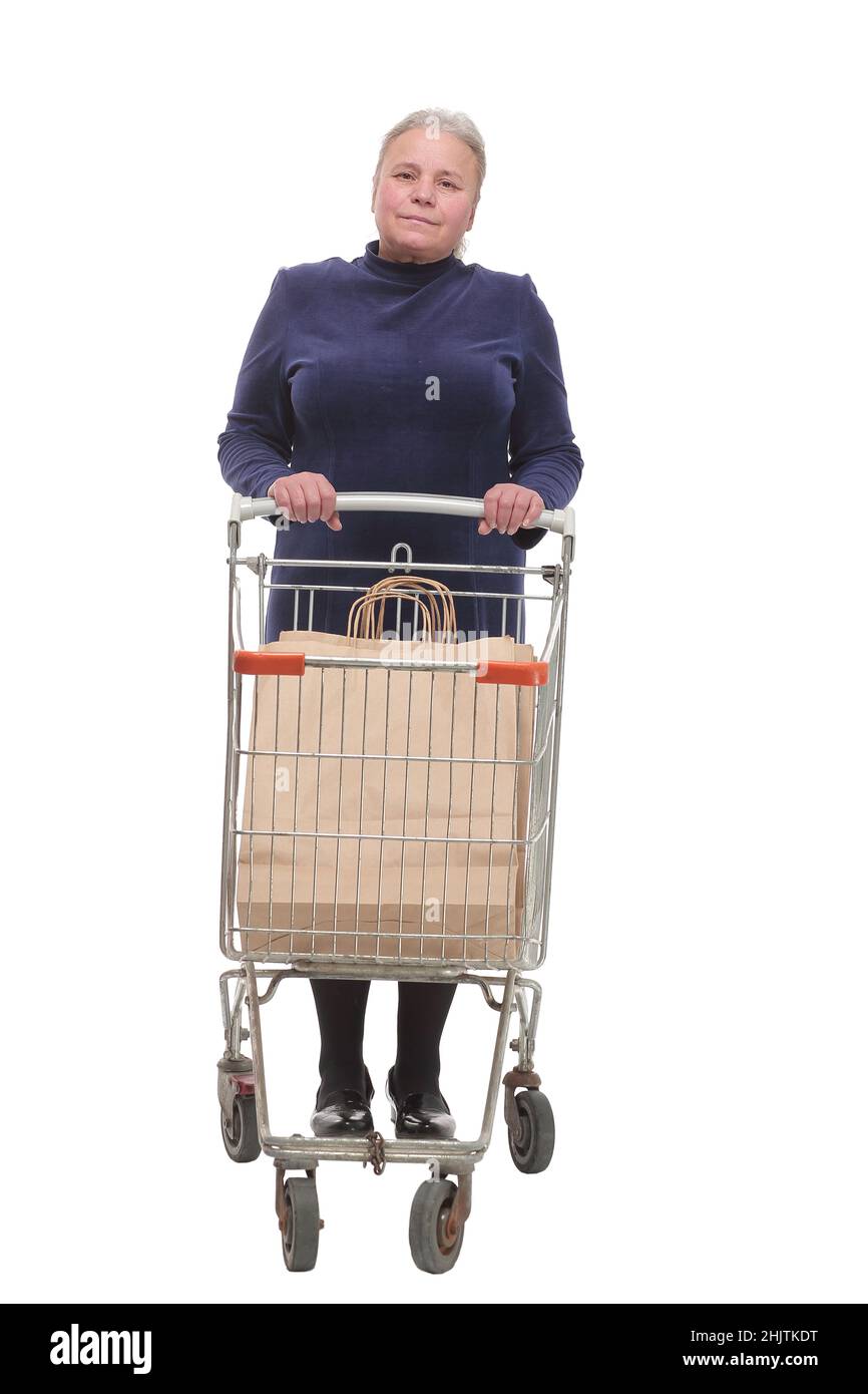 Sparo a tutta lunghezza di una donna anziana che spinge un carrello isolato su sfondo bianco Foto Stock