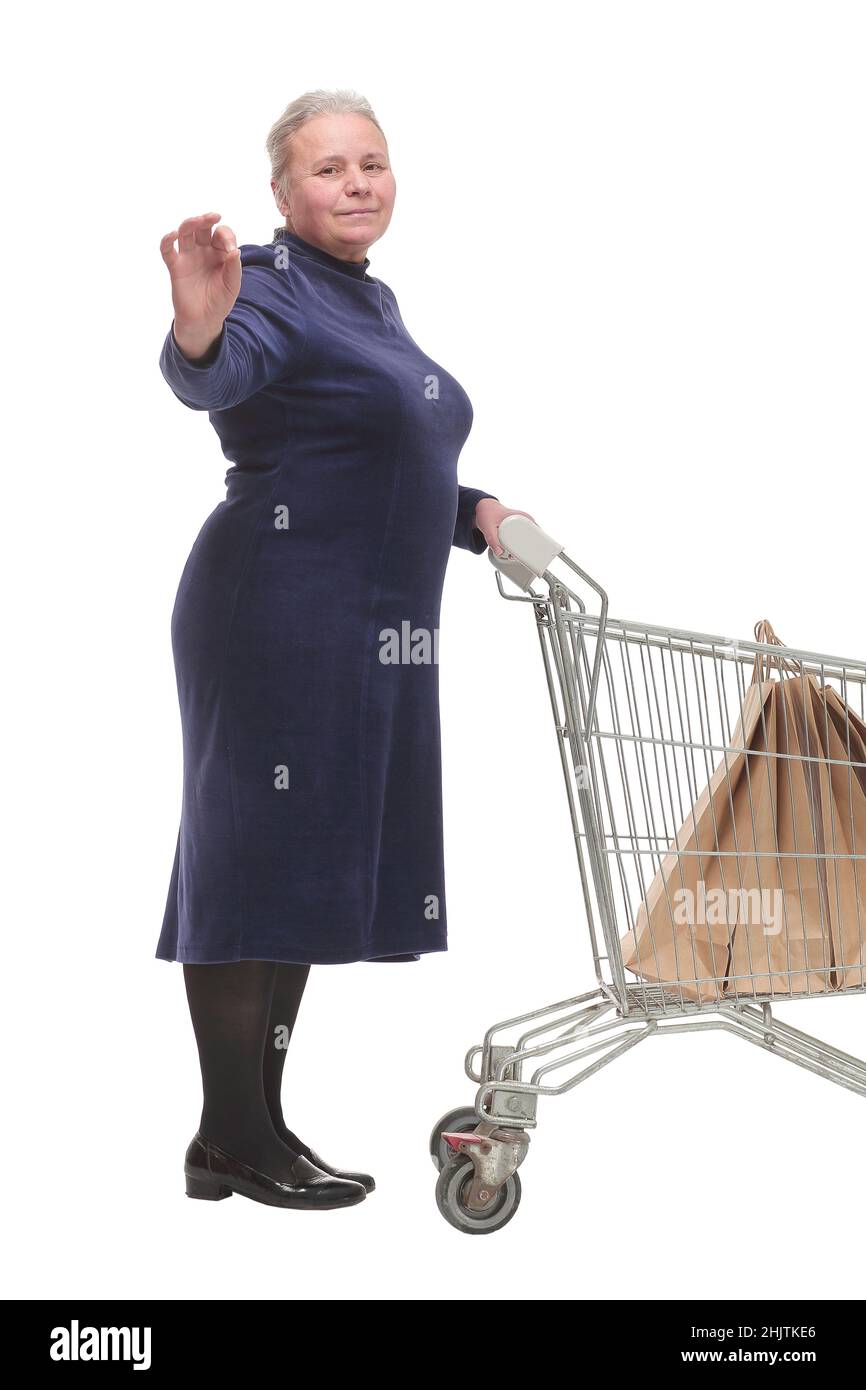 Signora matura allegra con un carrello che dà un pollice in su Foto Stock
