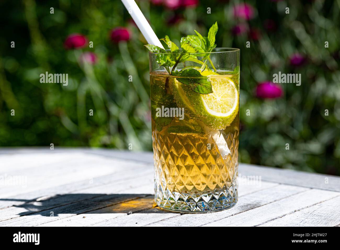 bevanda fredda servita in giardino Foto Stock
