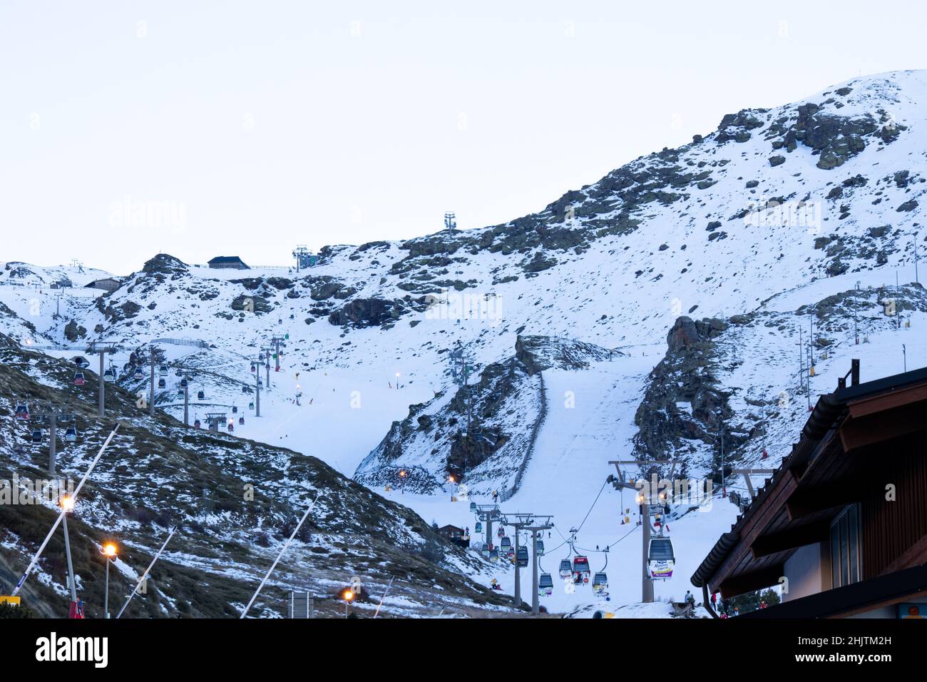 Pista da sci notturna in Sierra Nevada, Granada, Spagna Foto Stock