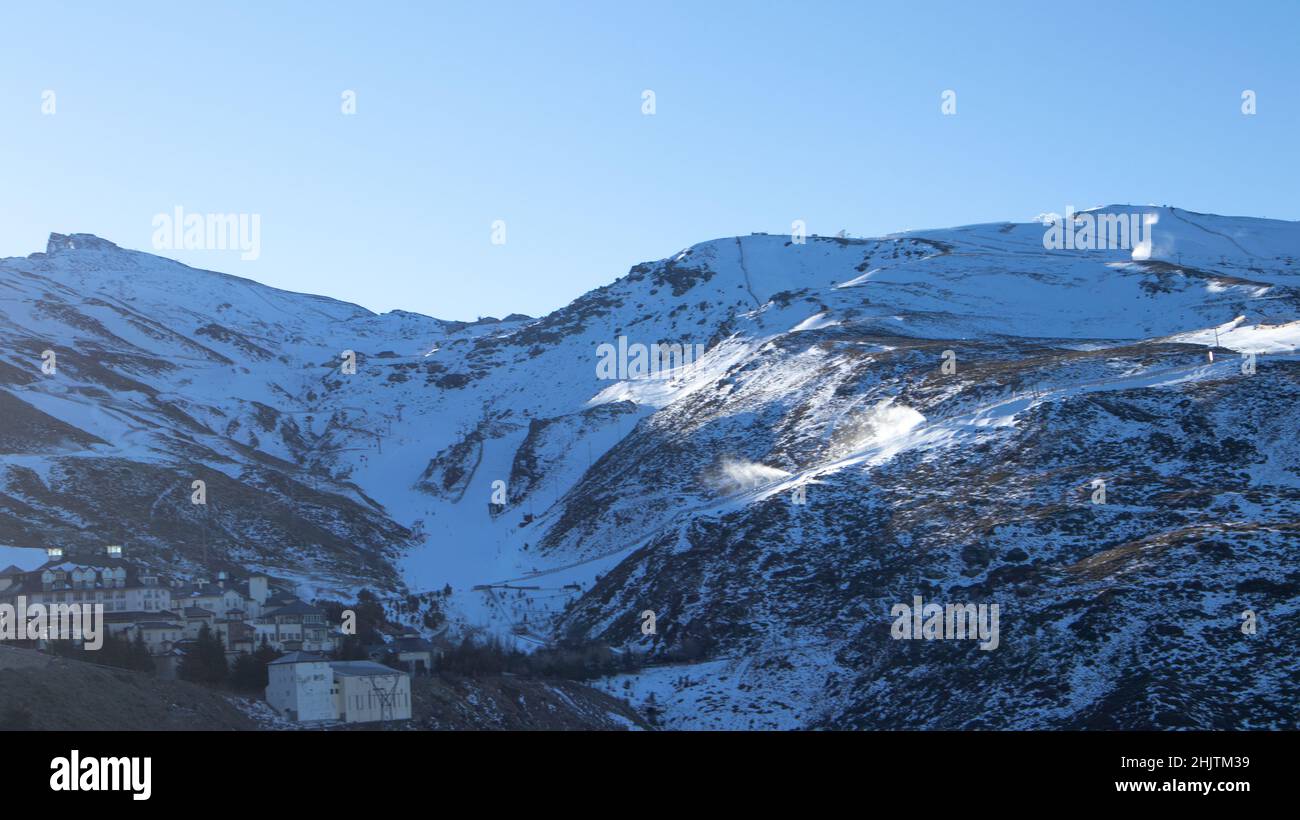 Area sciistica in Sierra Nevada, Granada, Spagna. Lo sfondo con spazio copia Foto Stock