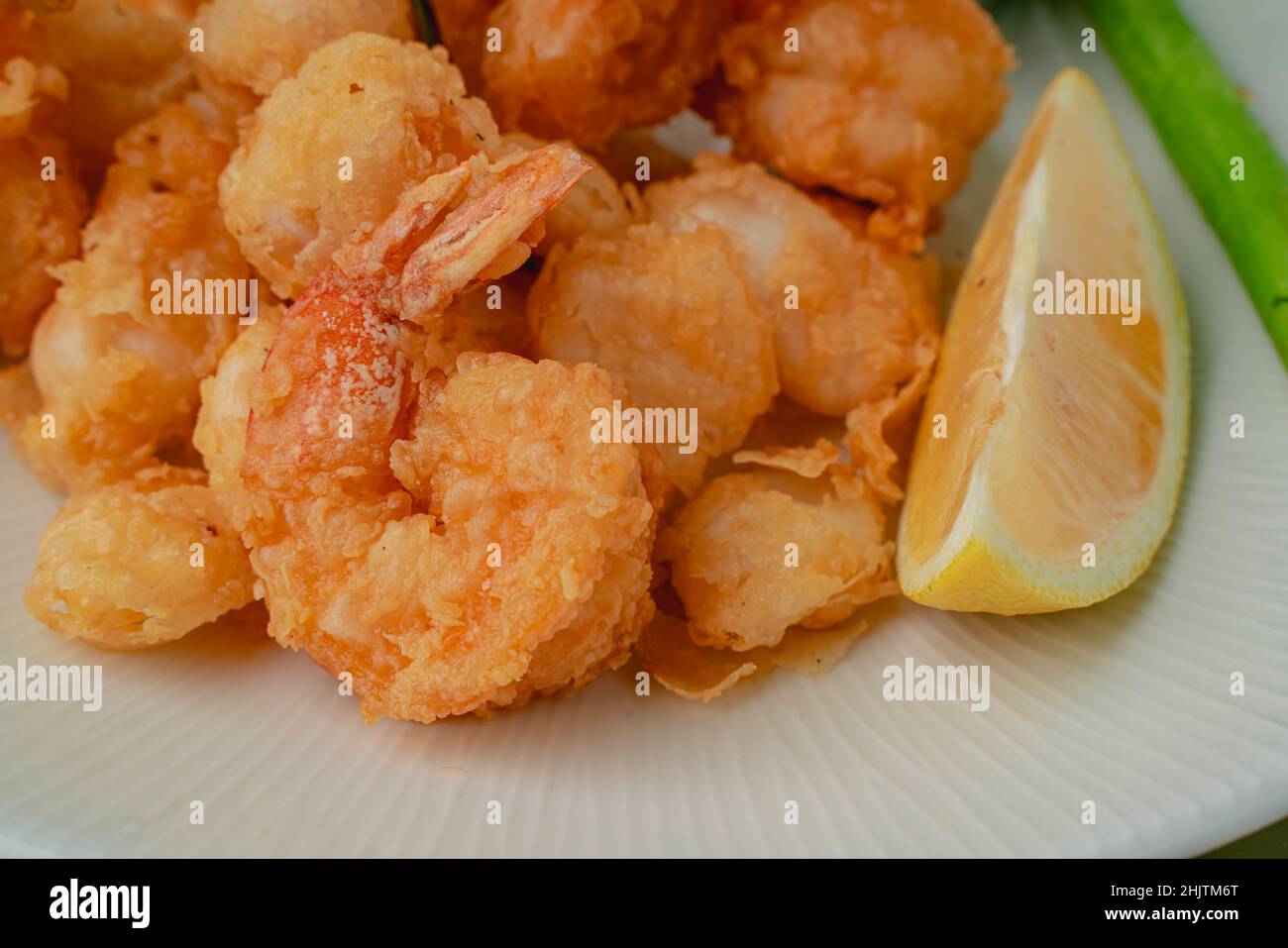Un primo piano di un gamberetto fritto una porzione di piatto per il ristorante con menu Foto Stock
