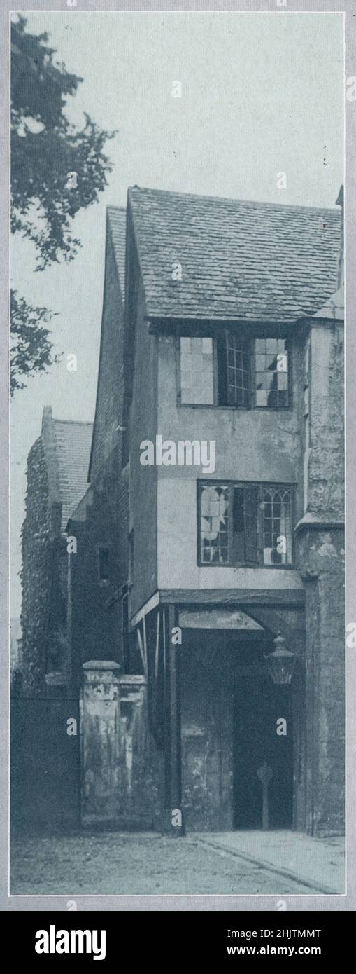 Ingresso al Cloisters, la casa di Mediæval. Gloucestershire (1913) Foto Stock