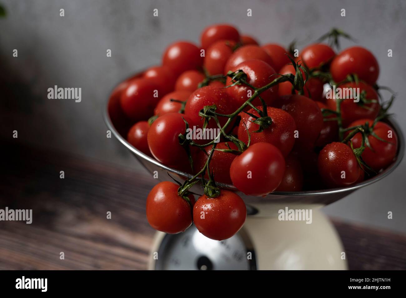 viene pesata una ciotola di pomodori da cocktail Foto Stock