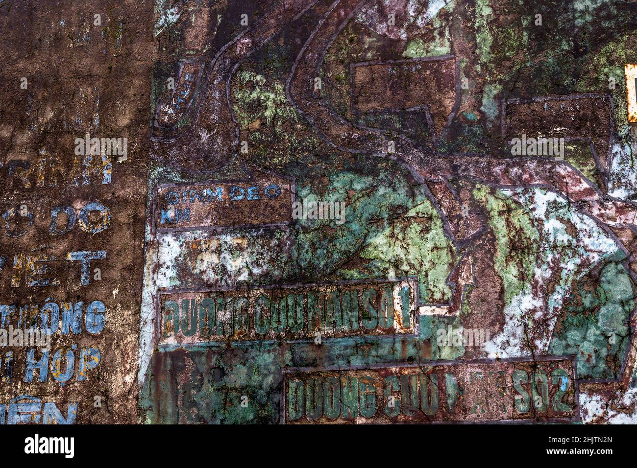 graffiti all'interno di un bunker al Hai Van Pass, un'attrazione turistica tra da nang e Hue, VN Foto Stock