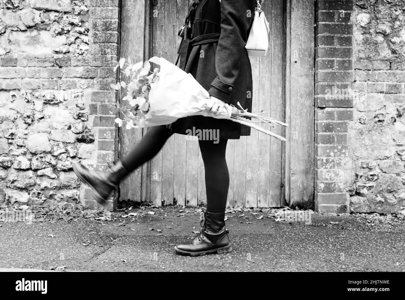 womans piedi a piedi a Winchester con fiori Foto Stock