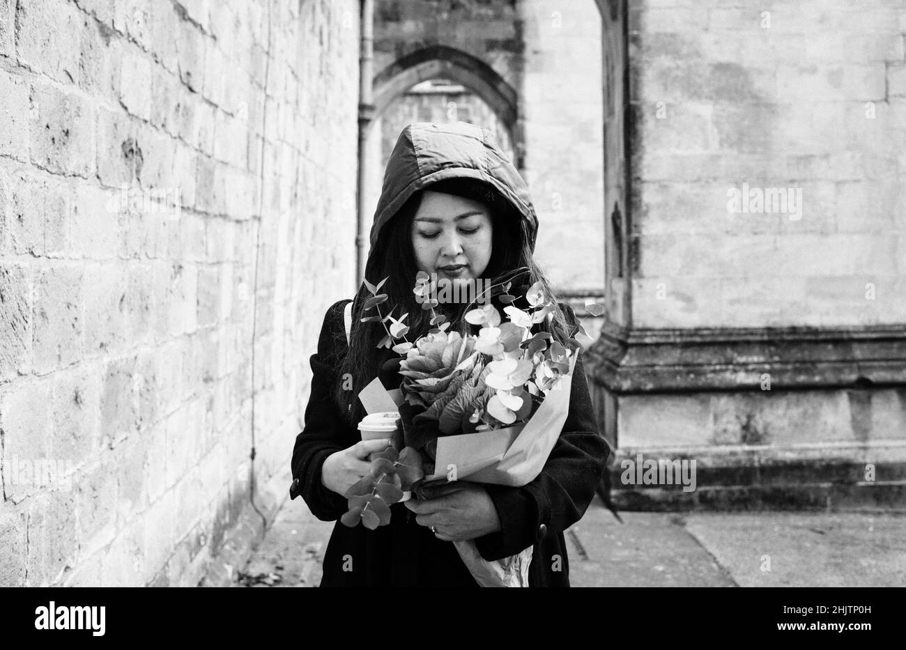 Ritratto di donna asiatica stava guardando il bouquet di fiori Foto Stock