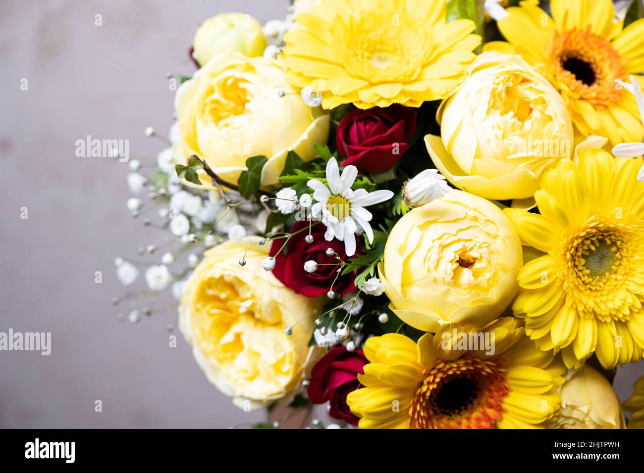 Bouquet di fiori gialli che la sposa aveva al matrimonio Foto stock - Alamy