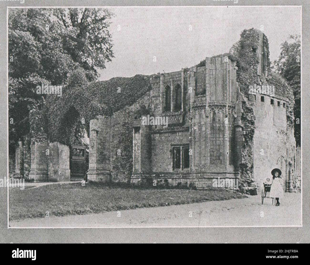 Porta in rovina, Abbazia di Ramsey. Huntingdonshire (1913) Foto Stock