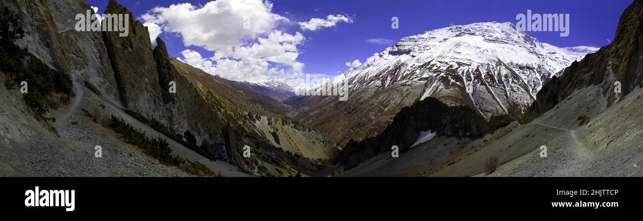 Panorama di montagne e neve nel trekking Himalaya lungo il circuito Annapurna in Nepal. Foto Stock