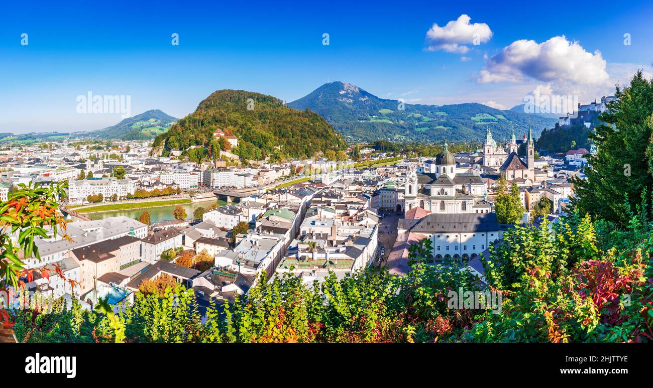 Salisburgo, Austria. Splendida vista sullo skyline di Salisburgo con la città vecchia e il fiume Salzach, paesaggio autunnale Salzburger Land. Foto Stock