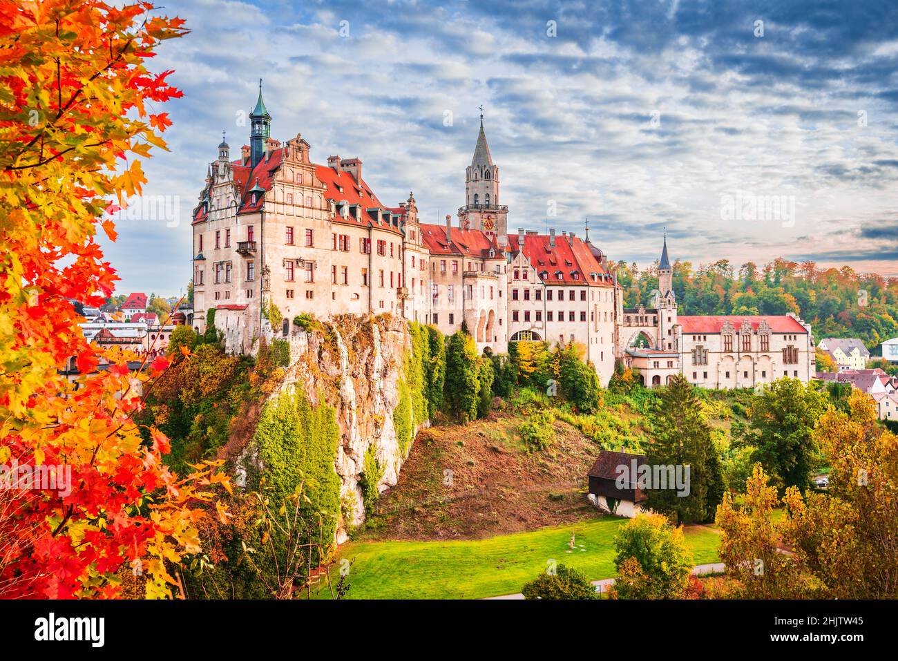 Sigmaringen, Germania. Baden-Wurttemberg terra reale Sigmaringen Castello sulla roccia, paesaggio colorato autunno. Foto Stock