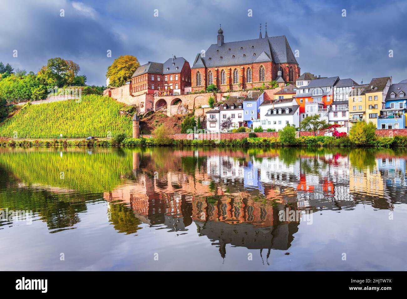 Saarburg, Germania. Paesaggio urbano con la città vecchia e il fiume Saar, bella luce solare autunno. Luogo famoso in Europa. Foto Stock