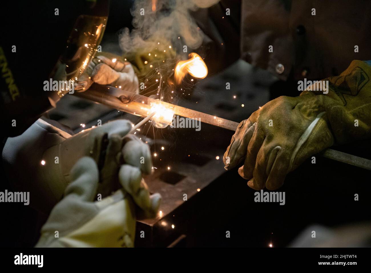 U.S. Coast Guard Petty Officer 3rd Class Colin Forey (a sinistra), e Petty Officer 2nd Class Rachel Hansen, entrambi controlman dei danni a bordo della USCGC Stratton (WMSL 752), condurre la formazione sulla saldatura nell'Oceano Pacifico, 31 dicembre 2021. L'equipaggio di Stratton si adopera per costruire il lavoro di squadra attraverso l'addestramento che migliora il morale generale mentre è in corso. (STATI UNITI Foto della Guardia Costiera degli Stati Uniti Marine Corps Sgt. Sarah Stegall) Foto Stock