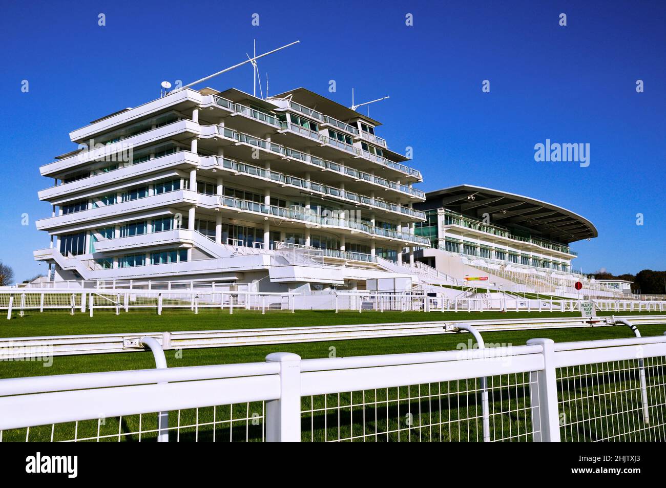 Grandstand di Epsom (Queen's Stand e Duchess's Stand) sull'ippodromo di Epsom Downs (sede del Derby), Tattenham Corner, Epsom, Surrey, Inghilterra, REGNO UNITO Foto Stock