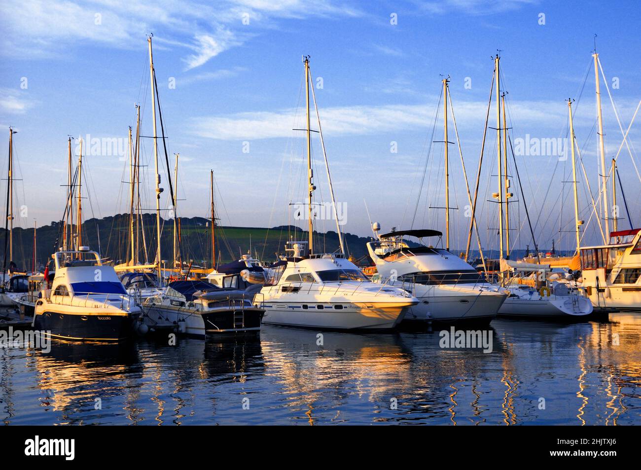 Barche a motore ormeggiate a Port Pendennis Marina, Falmouth, Cornovaglia, Inghilterra, Regno Unito Foto Stock