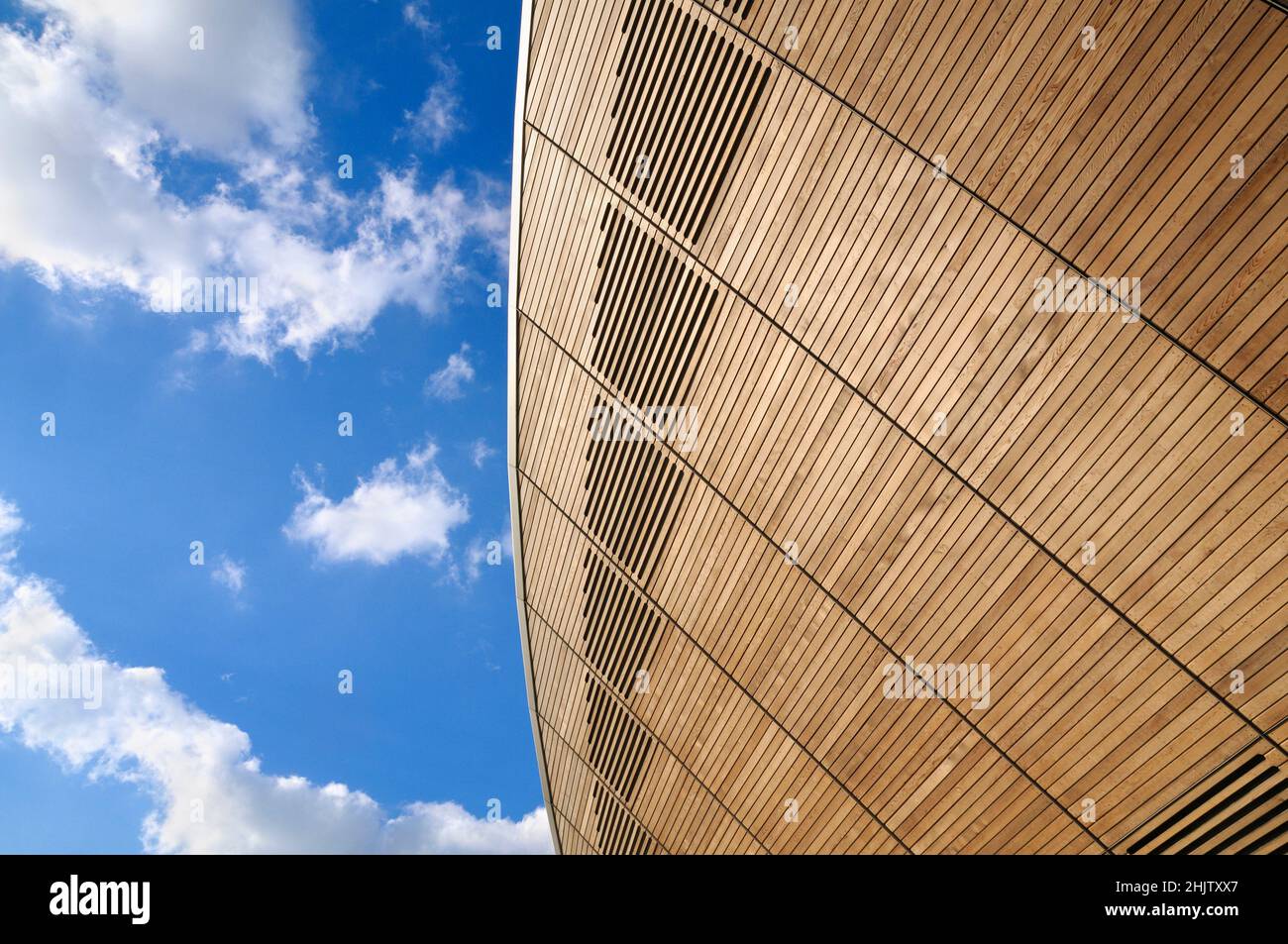 Dettagli architettonici di pannelli di legno sul Velodrome, Lee Valley VeloPark, Queen Elizabeth Olympic Park, Stratford, Londra. Hopkins Architetti Foto Stock