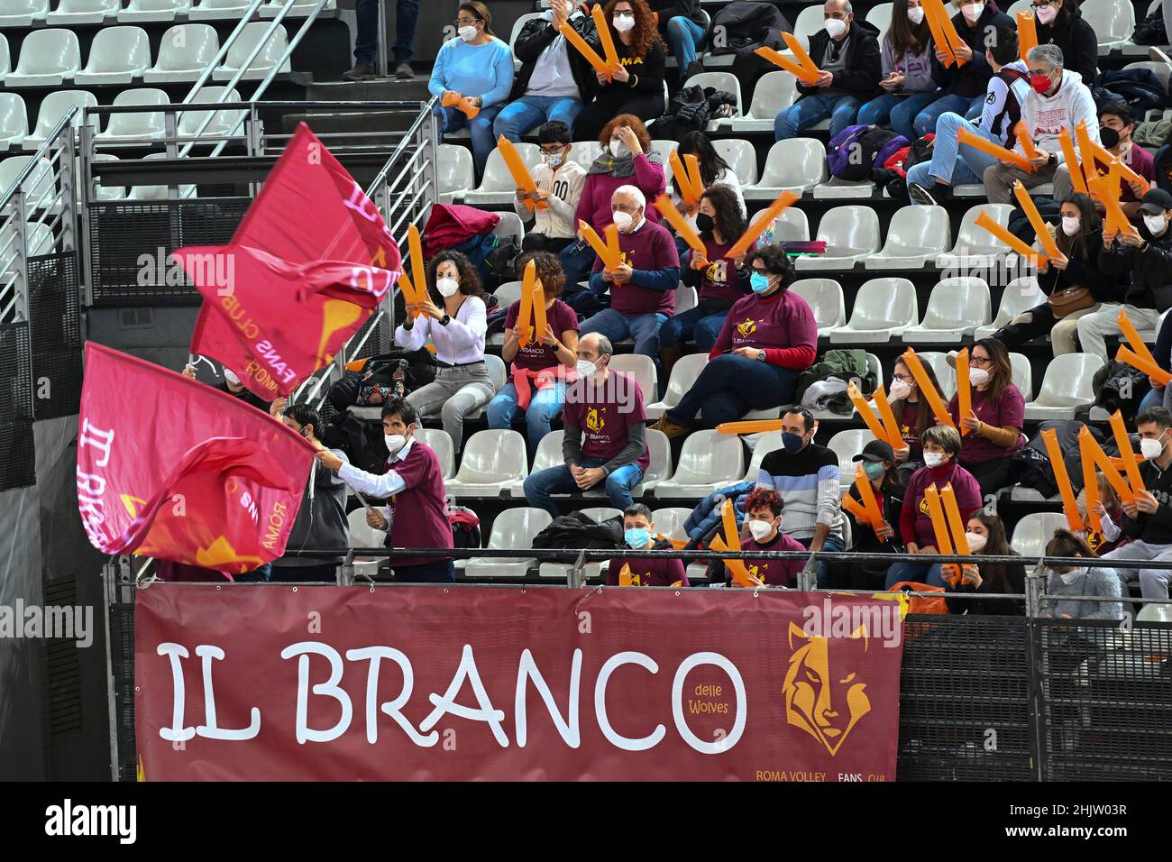 Roma, Italia. 30th Jan 2022. I tifosi di Roma Volley durante la partita Women's Volley Championship Series A1 tra acqua & Sapone Volley Roma e Bartoccini Fortinfissi Perugia Volley a PalaEur, 30th gennaio 2022 a Roma. (Foto di Domenico Cippitelli/Pacific Press) Credit: Pacific Press Media Production Corp./Alamy Live News Foto Stock