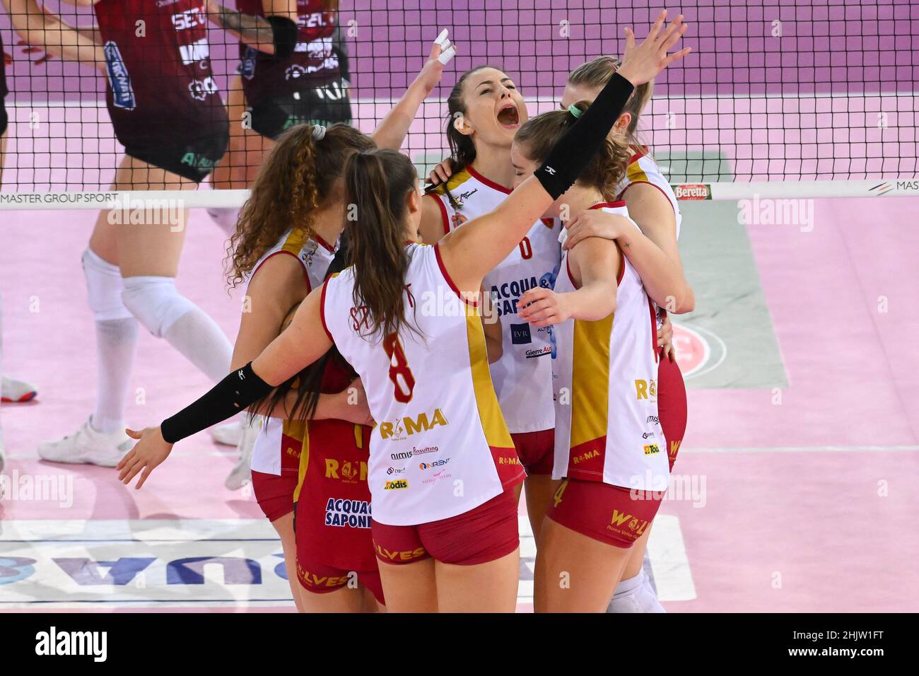 Roma, Italia. 30th Jan 2022. Roma Volley Team durante la partita Women's Volley Championship Series A1 tra acqua & Sapone Volley Roma e Bartoccini Fortinfissi Perugia Volley a PalaEur, 30th gennaio 2022 a Roma. (Credit Image: © Domenico Cippitelli/Pacific Press via ZUMA Press Wire) Foto Stock