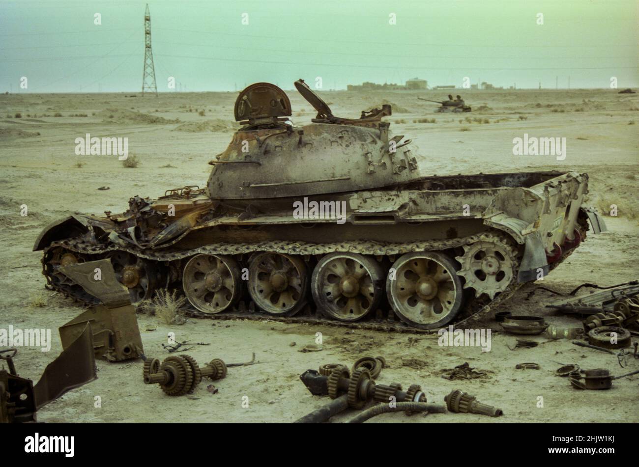Il devastato relitto di T55 carri armati iracheni distrutti durante la guerra del Golfo del 2 nel 2003 Foto Stock