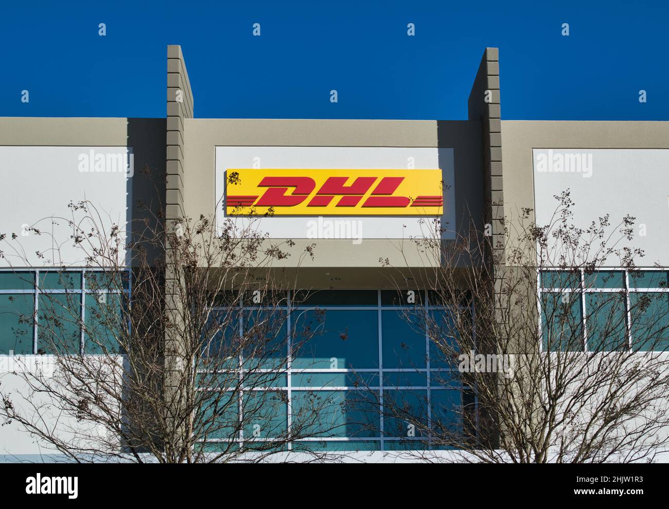 Houston, Texas USA 01-30-2022: DHL Business Facade con logo e negozio di articoli per ufficio a Houston, Texas. Foto Stock