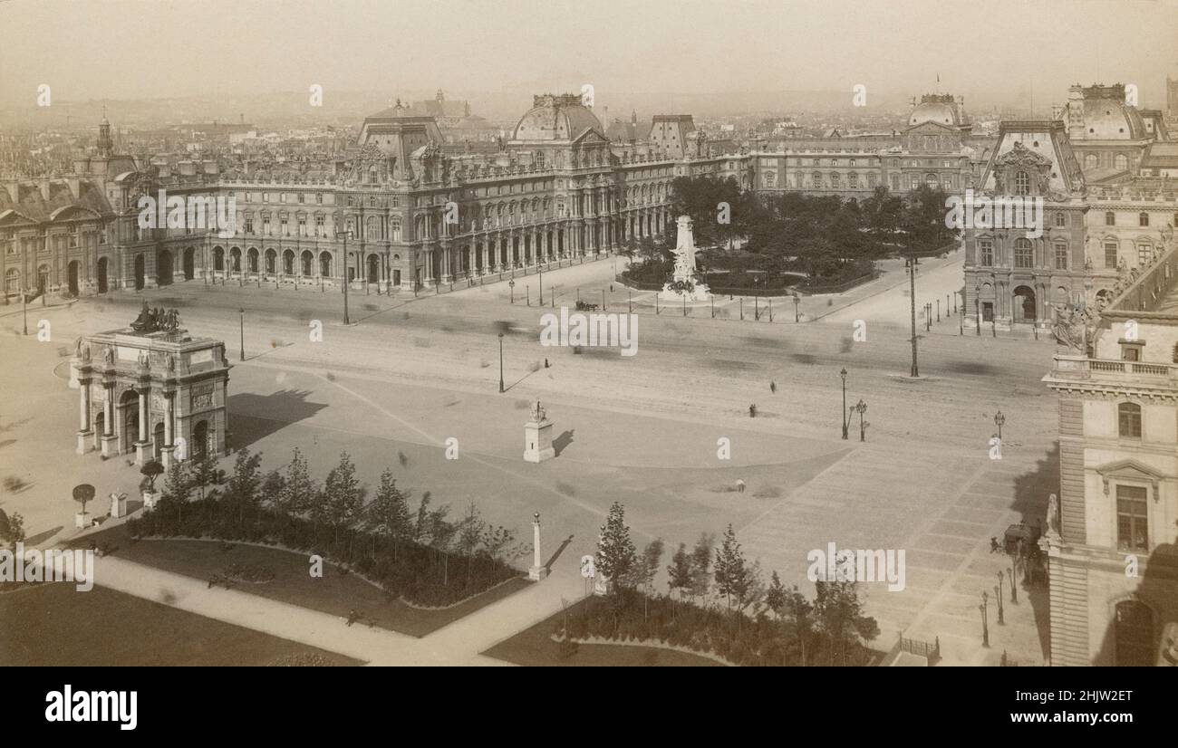 Foto antica del 1890 circa del cortile del Museo del Louvre a Parigi, Francia. FONTE: FOTO ORIGINALE DELL'ALBUME Foto Stock